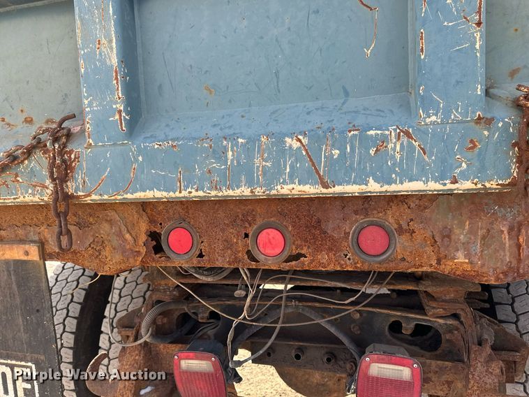 image for item DV0566 1995 International  2554 dump truck