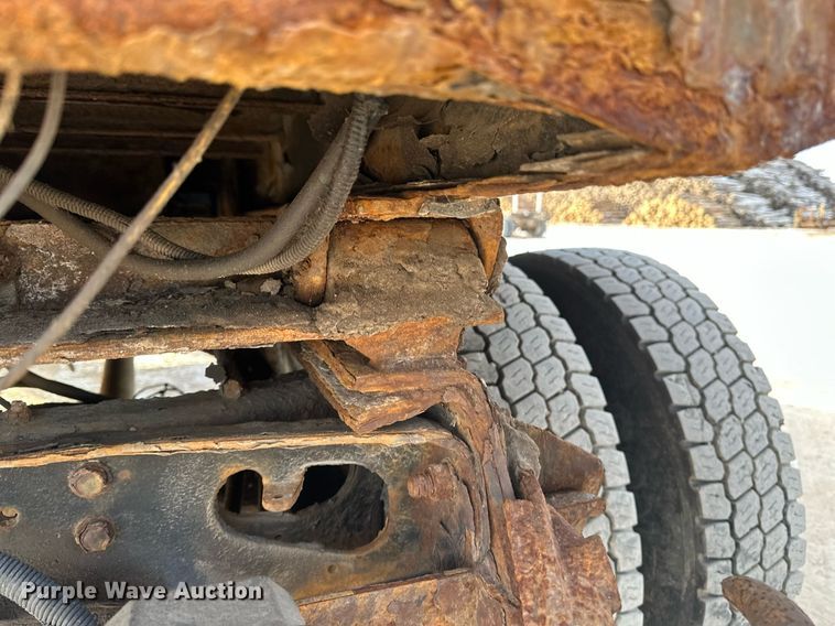 image for item DV0566 1995 International  2554 dump truck