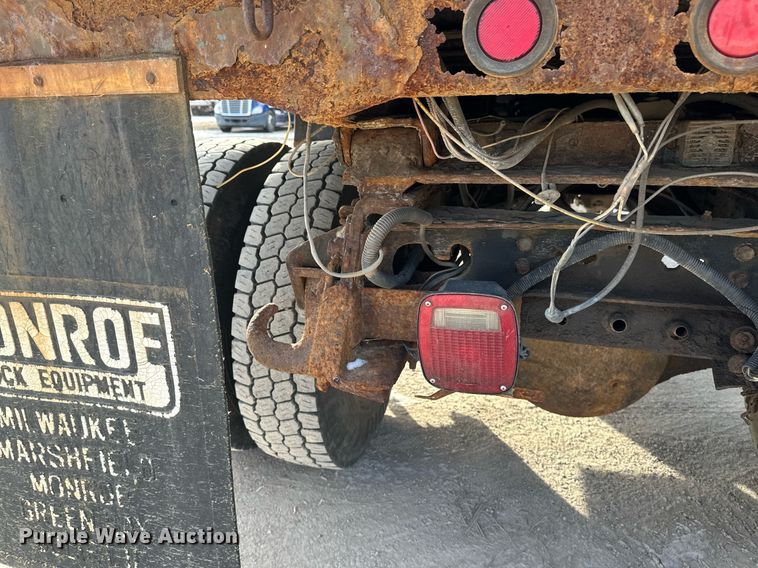 image for item DV0566 1995 International  2554 dump truck