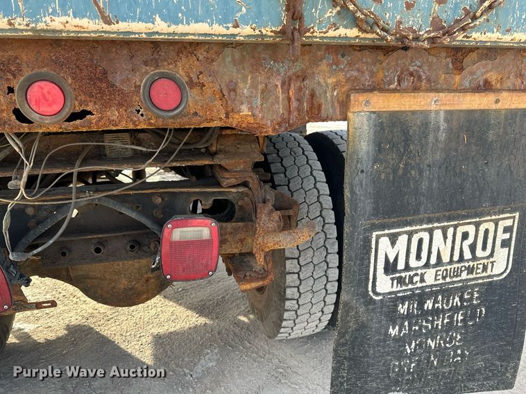 image for item DV0566 1995 International  2554 dump truck