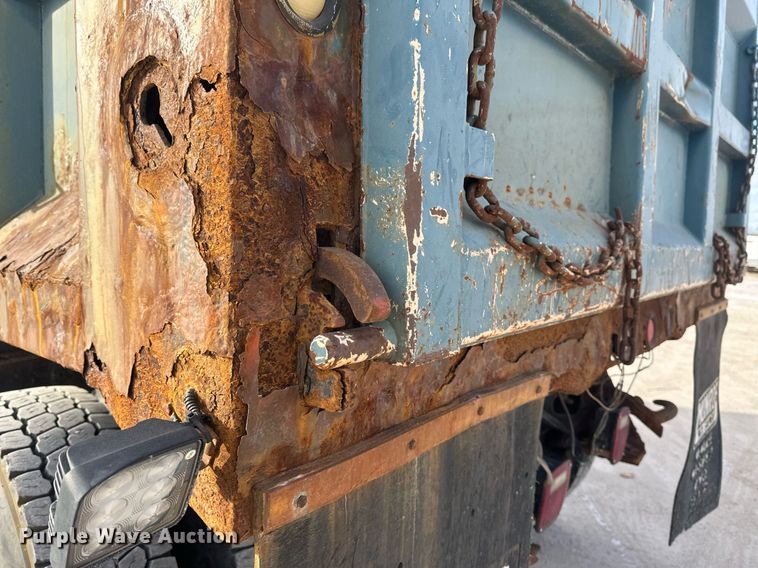 image for item DV0566 1995 International  2554 dump truck