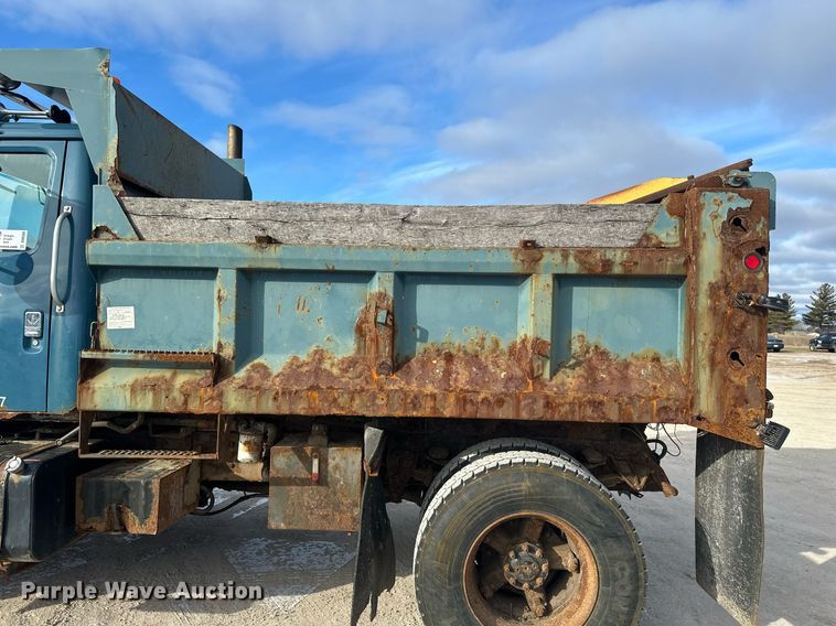 image for item DV0566 1995 International  2554 dump truck