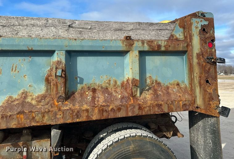image for item DV0566 1995 International  2554 dump truck