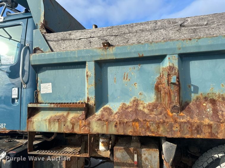 image for item DV0566 1995 International  2554 dump truck