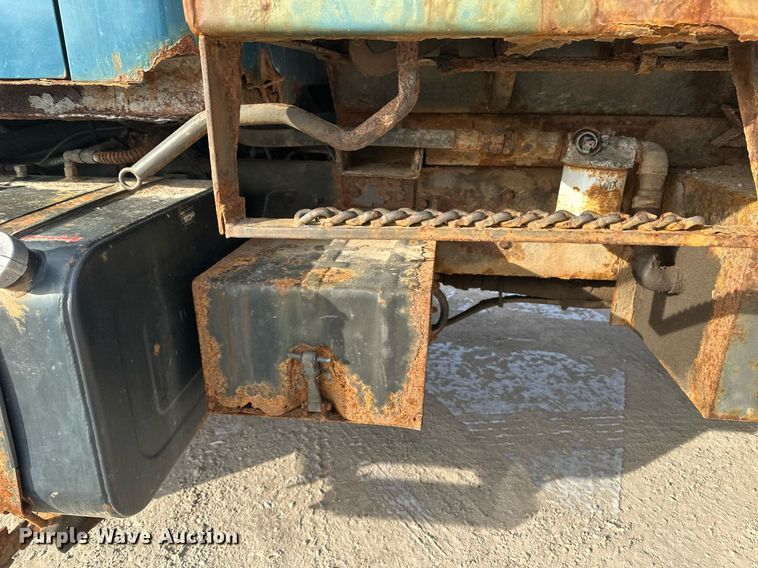 image for item DV0566 1995 International  2554 dump truck