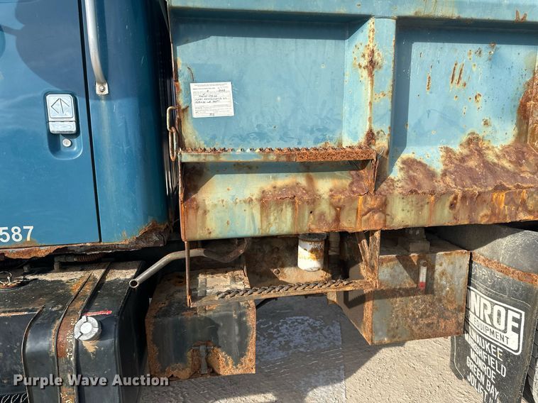 image for item DV0566 1995 International  2554 dump truck