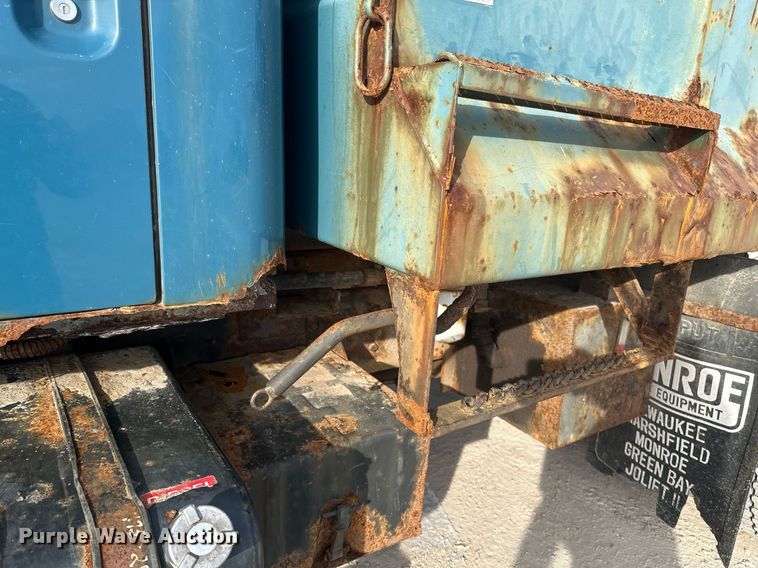 image for item DV0566 1995 International  2554 dump truck