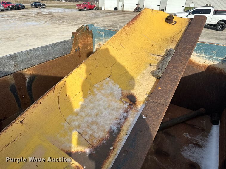 image for item DV0566 1995 International  2554 dump truck