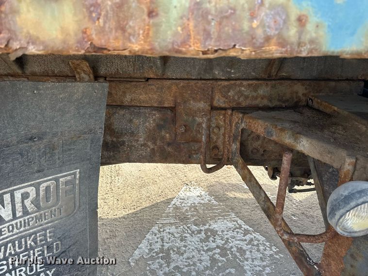 image for item DV0566 1995 International  2554 dump truck