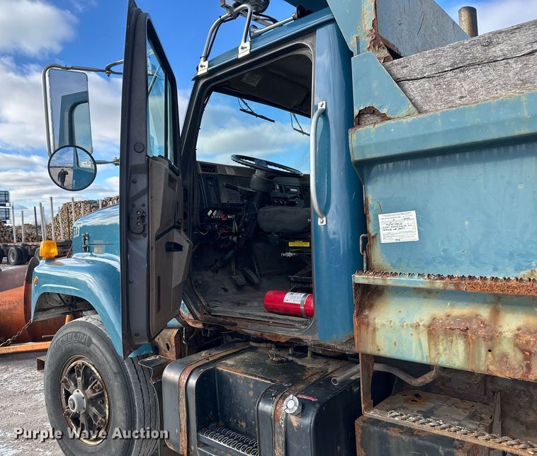 image for item DV0566 1995 International  2554 dump truck