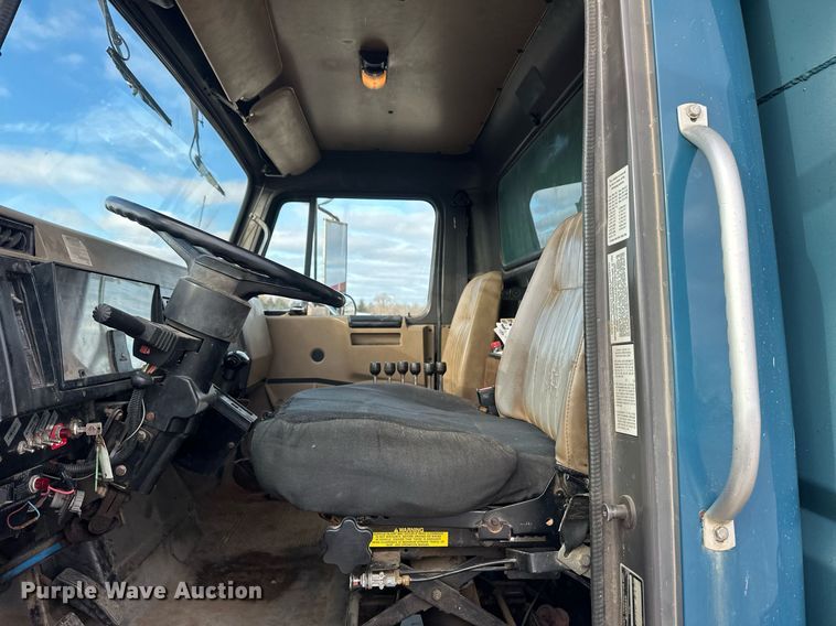 image for item DV0566 1995 International  2554 dump truck