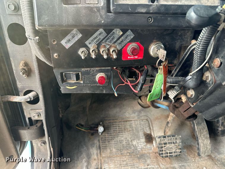 image for item DV0566 1995 International  2554 dump truck