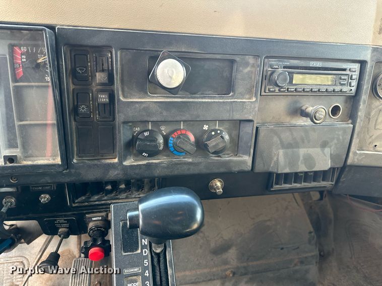 image for item DV0566 1995 International  2554 dump truck