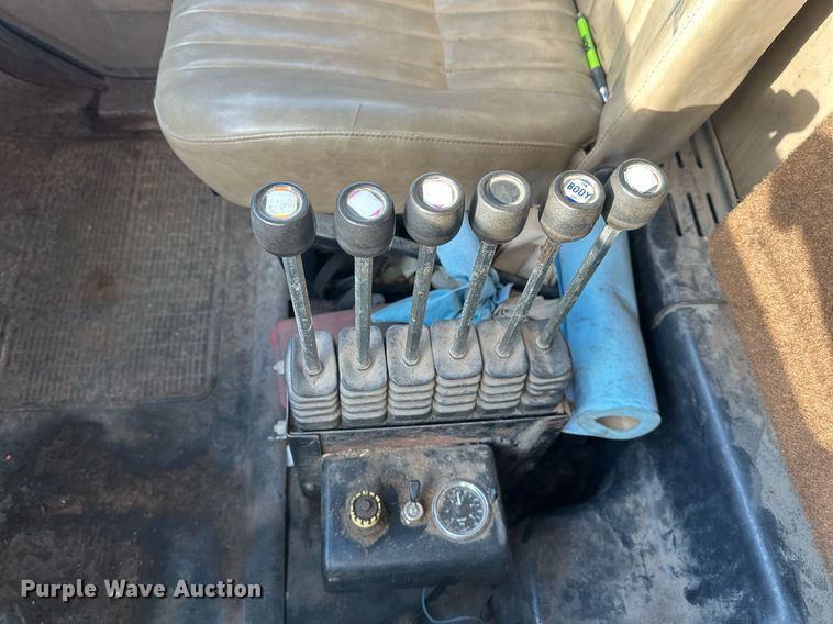 image for item DV0566 1995 International  2554 dump truck