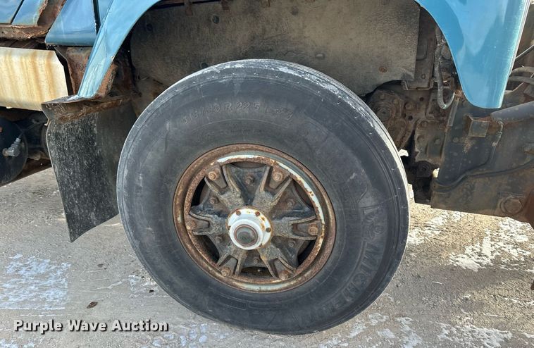 image for item DV0566 1995 International  2554 dump truck