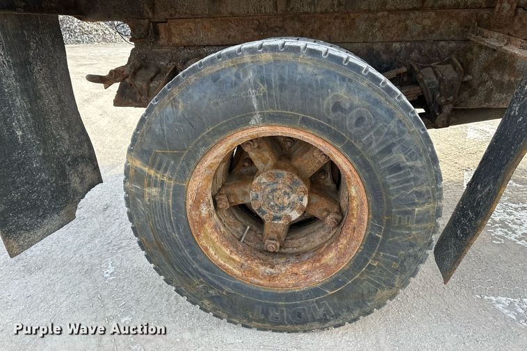 image for item DV0566 1995 International  2554 dump truck