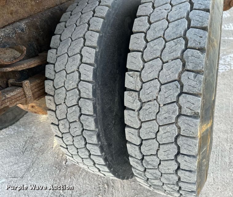 image for item DV0566 1995 International  2554 dump truck