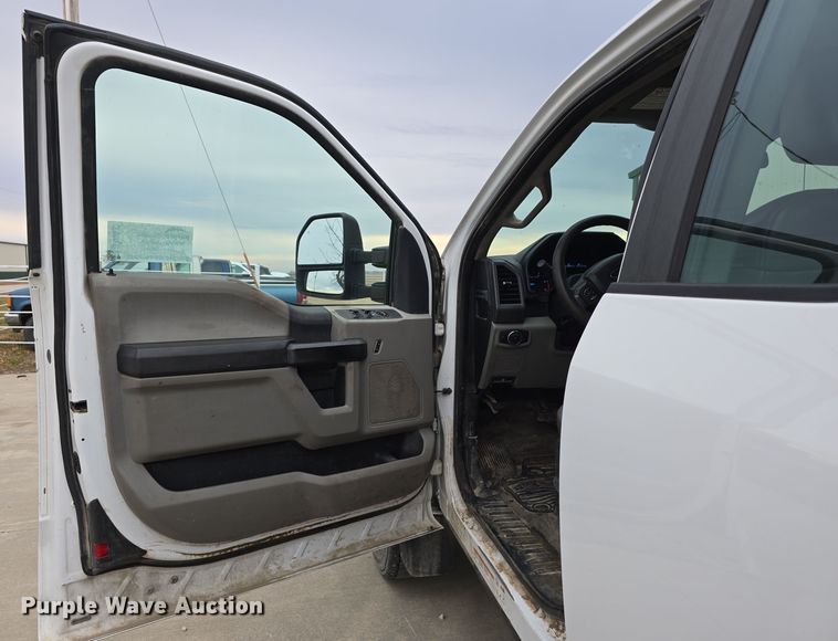 image for item DW3032 2017 Ford F550 Super Duty XL SuperCab utility / service truck