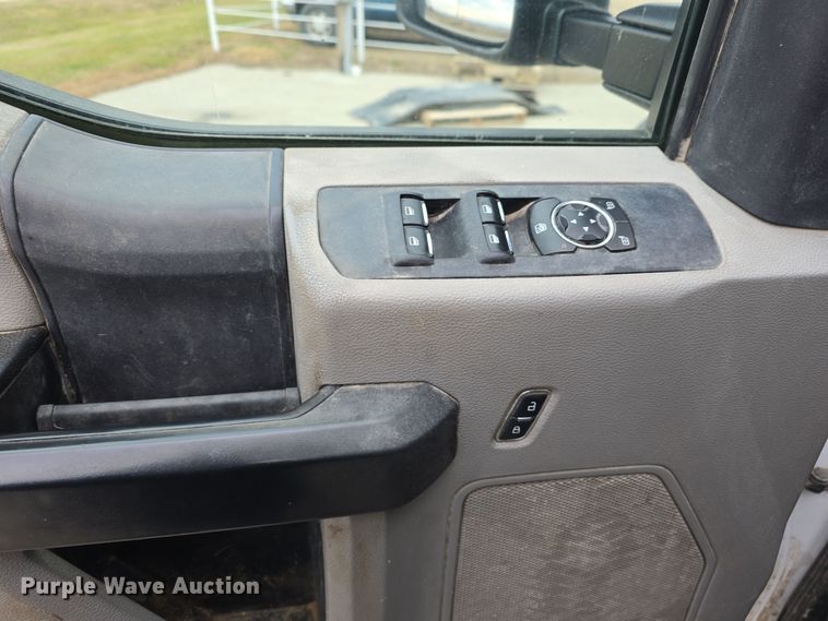 image for item DW3032 2017 Ford F550 Super Duty XL SuperCab utility / service truck