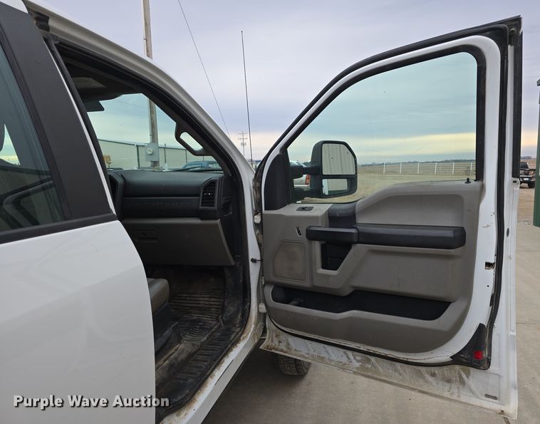 image for item DW3032 2017 Ford F550 Super Duty XL SuperCab utility / service truck