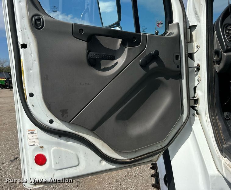 image for item EG1067 2007 Freightliner  Business Class M2 Crew Cab utility / service truck