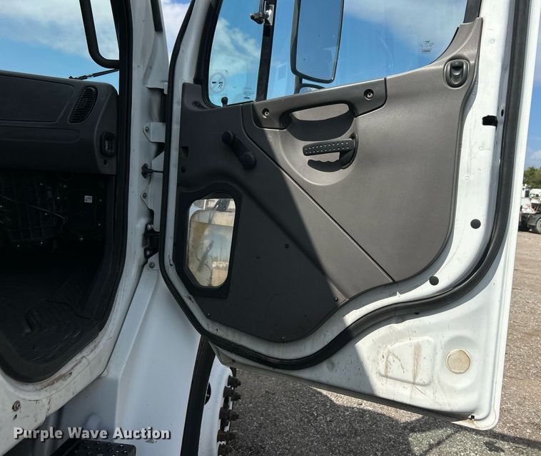 image for item EG1067 2007 Freightliner  Business Class M2 Crew Cab utility / service truck