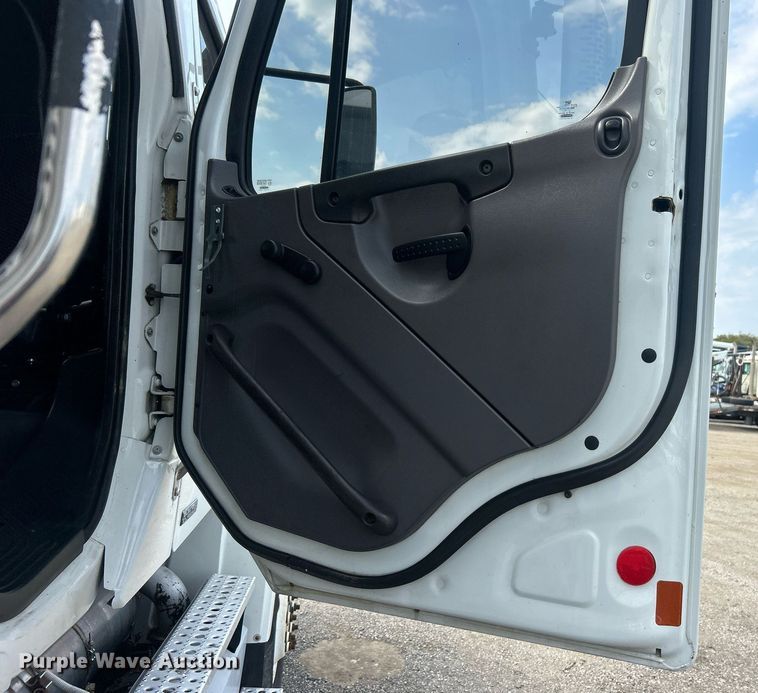 image for item EG1146 2012 Freightliner  Business Class M2 Crew Cab utility / service truck