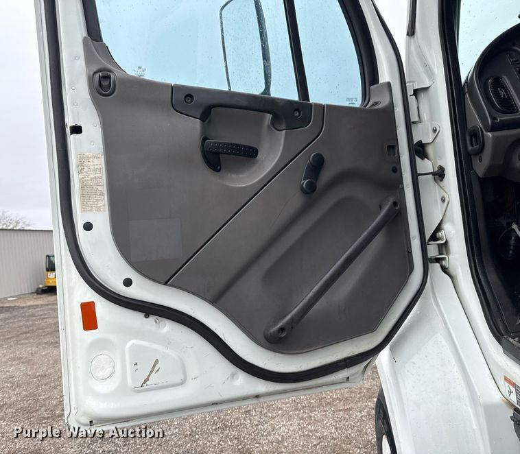 image for item EG2252 2013 Freightliner Business Class M2 Crew Cab utility / service truck