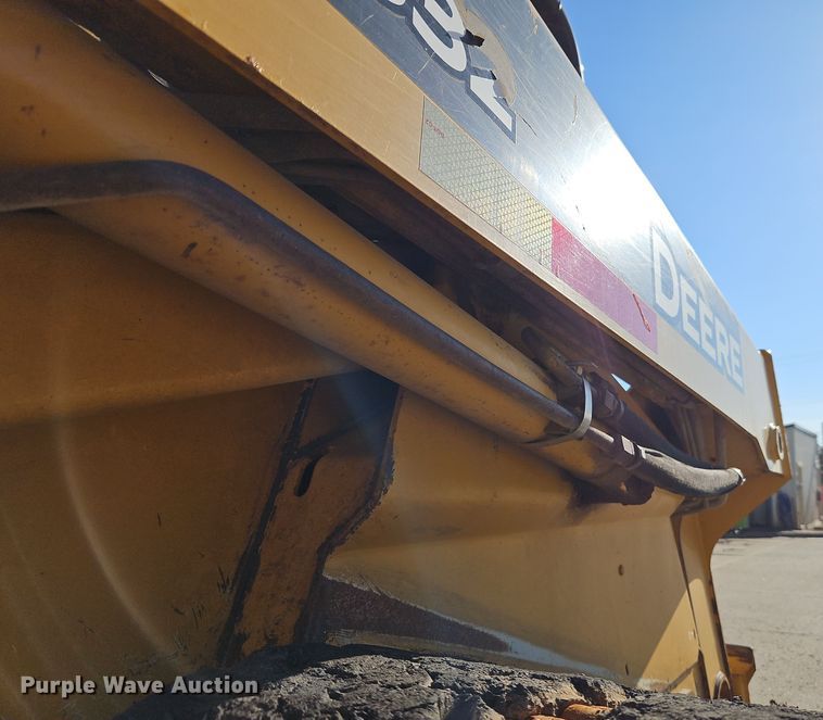 image for item EI8746 2006 John Deere CT332 tracked skid steer loader 