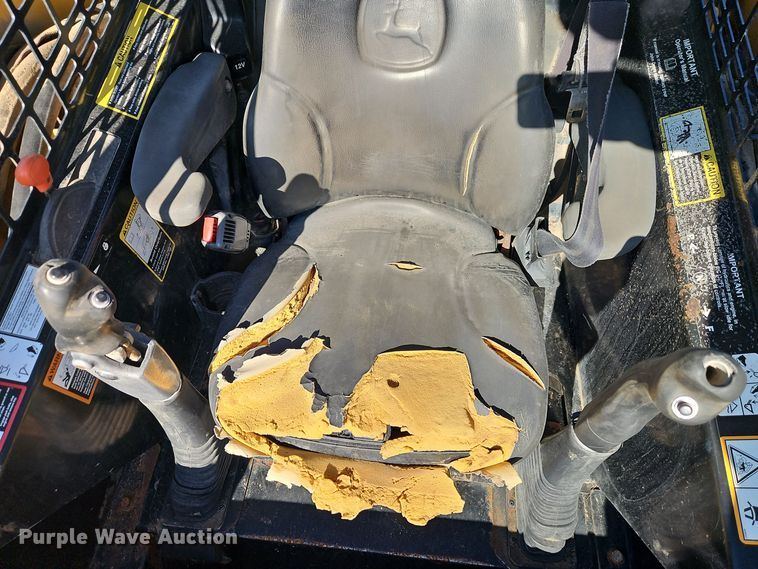 image for item EI8746 2006 John Deere CT332 tracked skid steer loader 