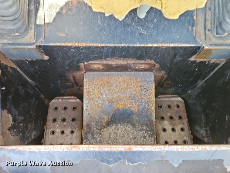 image for item EI8746 2006 John Deere CT332 tracked skid steer loader 