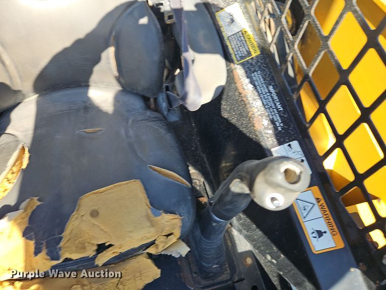 image for item EI8746 2006 John Deere CT332 tracked skid steer loader 