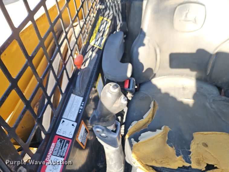 image for item EI8746 2006 John Deere CT332 tracked skid steer loader 