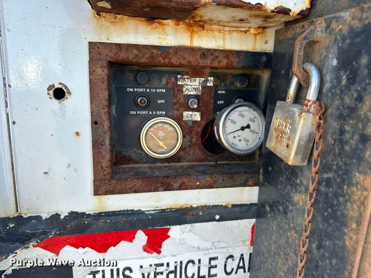 image for item EJ5324 2013 Ford F550 utility / service truck