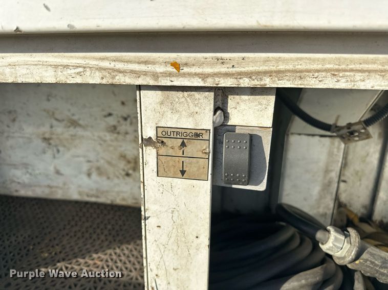 image for item EJ5324 2013 Ford F550 utility / service truck