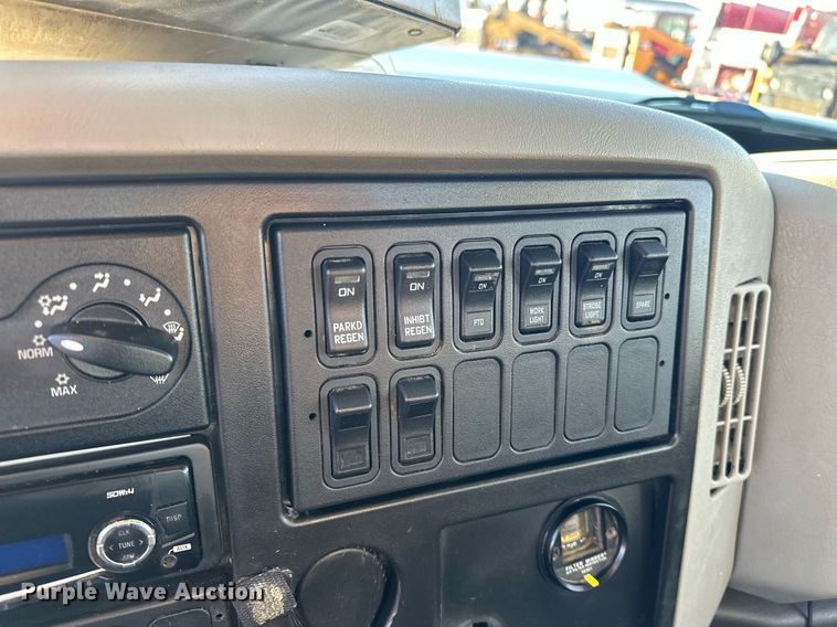 image for item EJ5325 2016 International Terrastar SFA 4X4 bucket truck