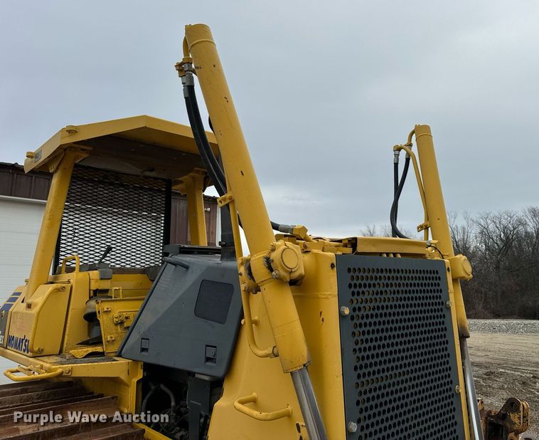 image for item EN5001 2001 Komatsu  D65EX-12 dozer