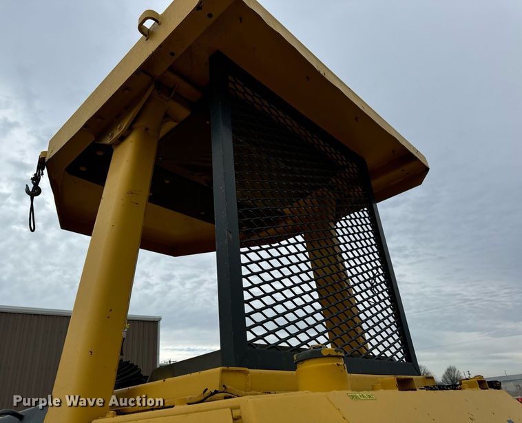 image for item EN5001 2001 Komatsu  D65EX-12 dozer