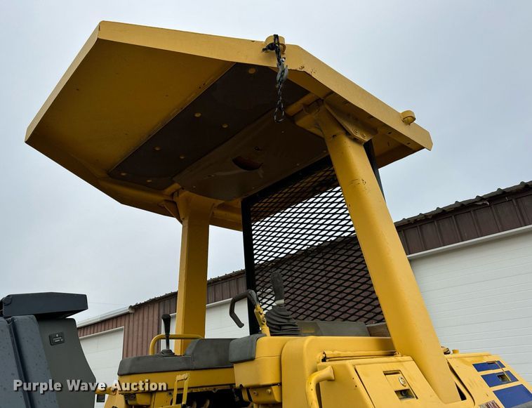 image for item EN5001 2001 Komatsu  D65EX-12 dozer