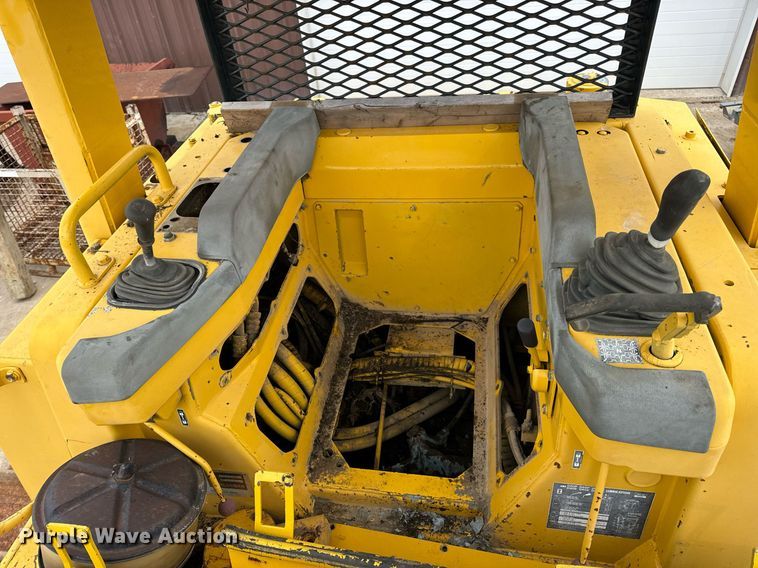 image for item EN5001 2001 Komatsu  D65EX-12 dozer