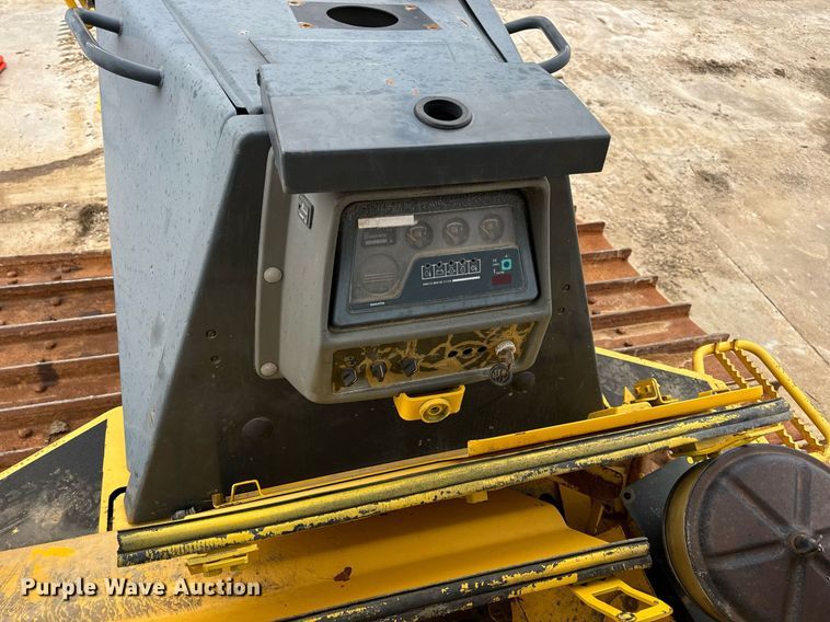 image for item EN5001 2001 Komatsu  D65EX-12 dozer