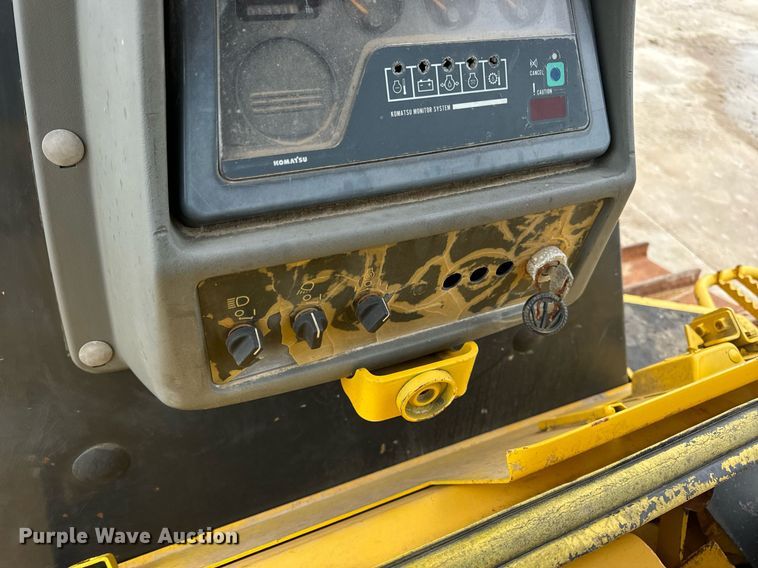 image for item EN5001 2001 Komatsu  D65EX-12 dozer