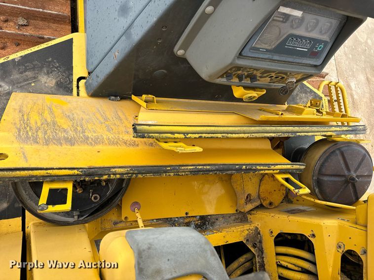 image for item EN5001 2001 Komatsu  D65EX-12 dozer