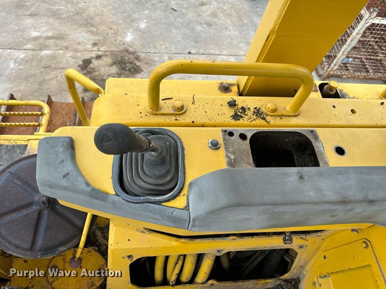 image for item EN5001 2001 Komatsu  D65EX-12 dozer