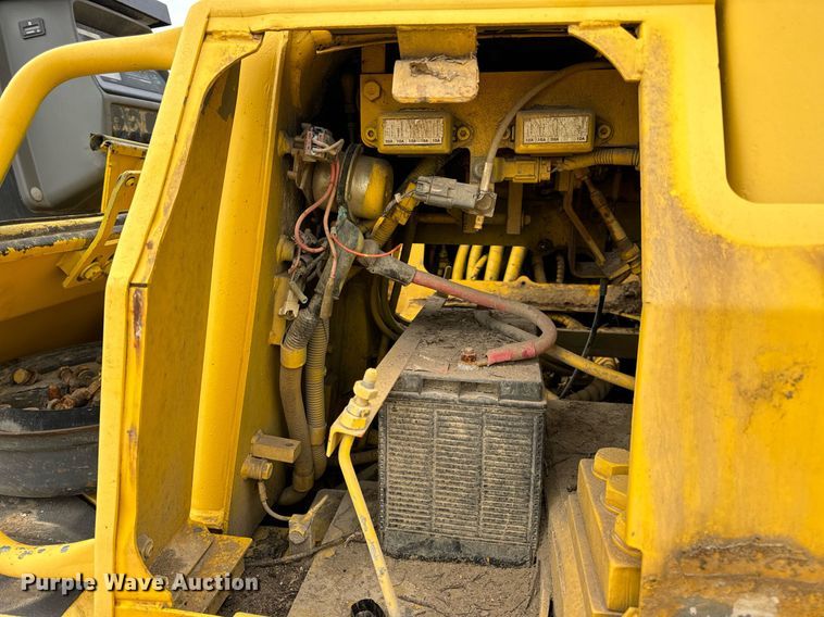 image for item EN5001 2001 Komatsu  D65EX-12 dozer