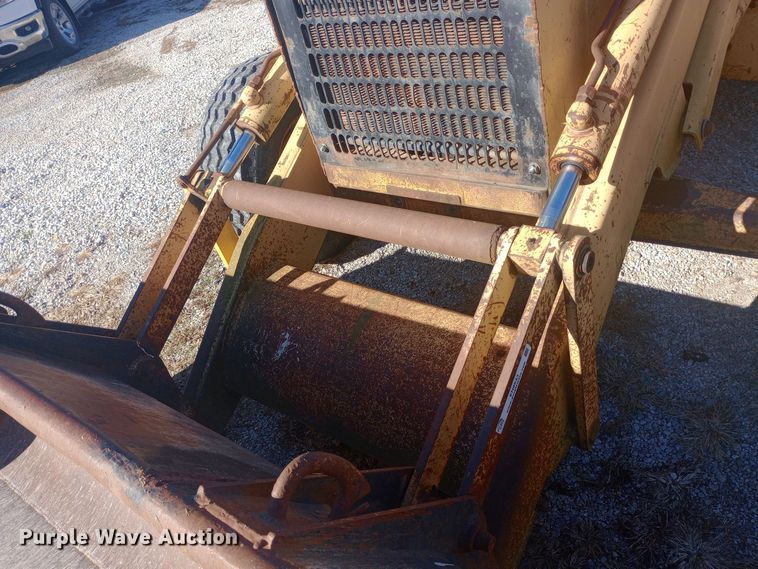 image for item EN8643 1994 New Holland 555D backhoe