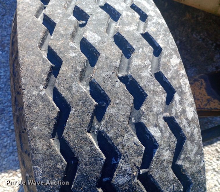 image for item EN8643 1994 New Holland 555D backhoe