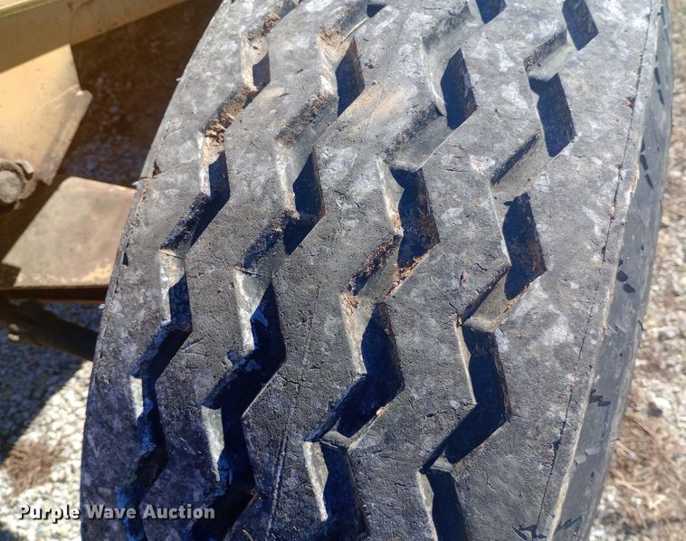 image for item EN8643 1994 New Holland 555D backhoe