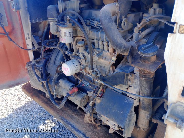 image for item EN8663 2011 Bobcat S750 skid steer loader