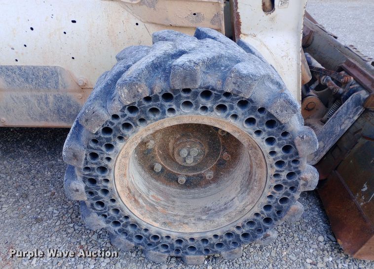 image for item EN8663 2011 Bobcat S750 skid steer loader